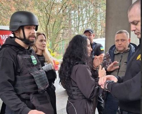 Охоронця Анджеліни Джолі "перехопив" ТЦК: стали відомі подробиці Охоронця Анджеліни Джолі "перехопив" ТЦК: стали відомі подробиці